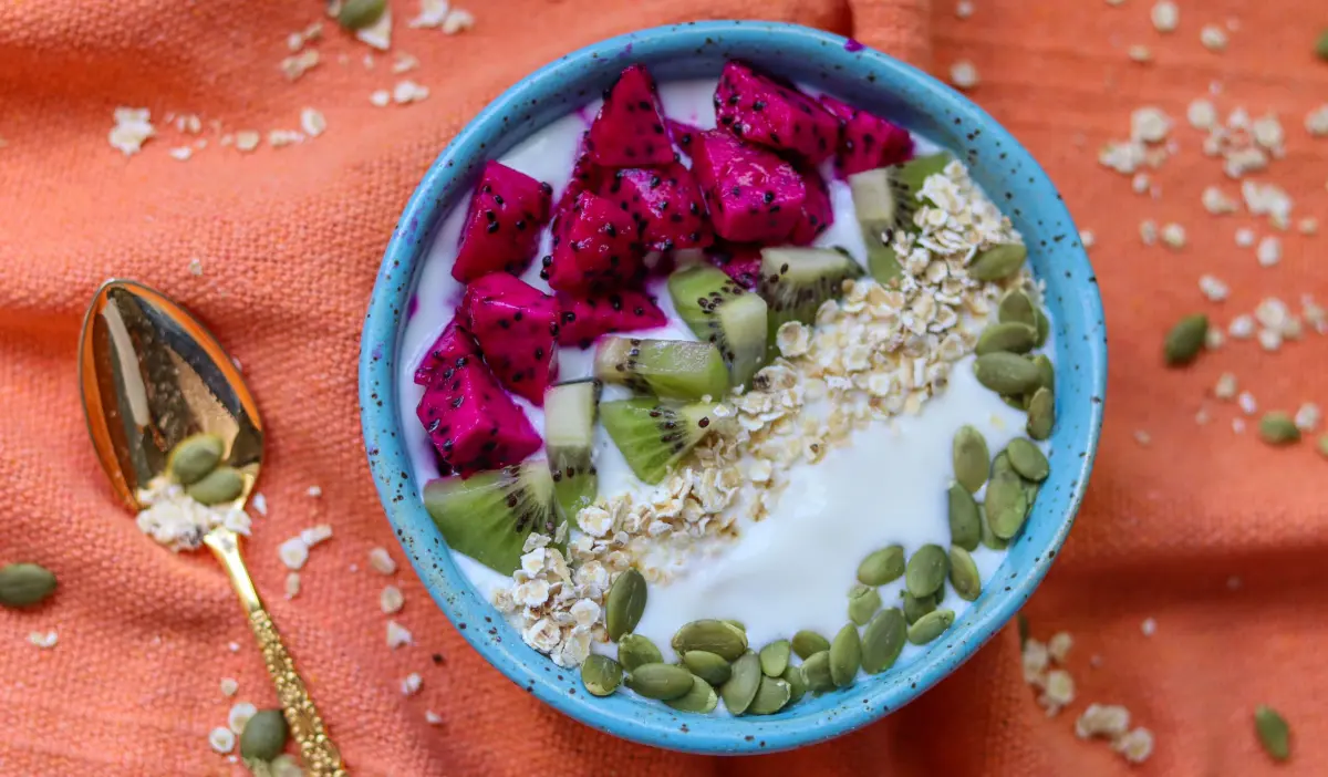 Bowl de Iogurte com Granola e Frutas: Receita Saudável e Rápida