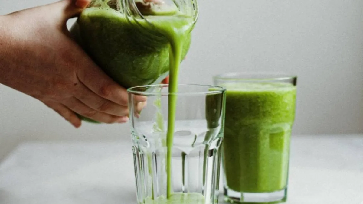 Como Fazer um Smoothie Verde Revigorante para seu Café da Manhã